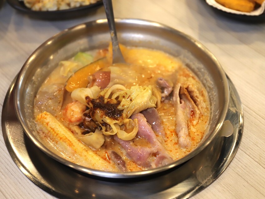 九鼎鍋台南開元店：高雄知名24小時營業火鍋店進軍台南，隨時想吃火鍋就能吃/只要百元起.吃鍋就能享用自助吧炸物吃到飽/高CP值聚餐火鍋店.吃大餐不傷荷包 - 進食的巨鼠