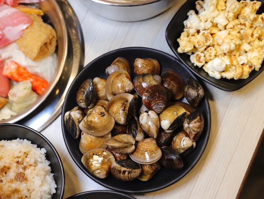 九鼎鍋台南開元店：高雄知名24小時營業火鍋店進軍台南，隨時想吃火鍋就能吃/只要百元起.吃鍋就能享用自助吧炸物吃到飽/高CP值聚餐火鍋店.吃大餐不傷荷包 - 進食的巨鼠