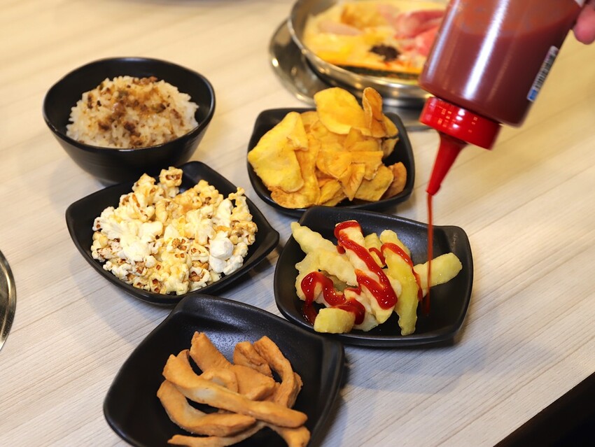 九鼎鍋台南開元店：高雄知名24小時營業火鍋店進軍台南，隨時想吃火鍋就能吃/只要百元起.吃鍋就能享用自助吧炸物吃到飽/高CP值聚餐火鍋店.吃大餐不傷荷包 - 進食的巨鼠