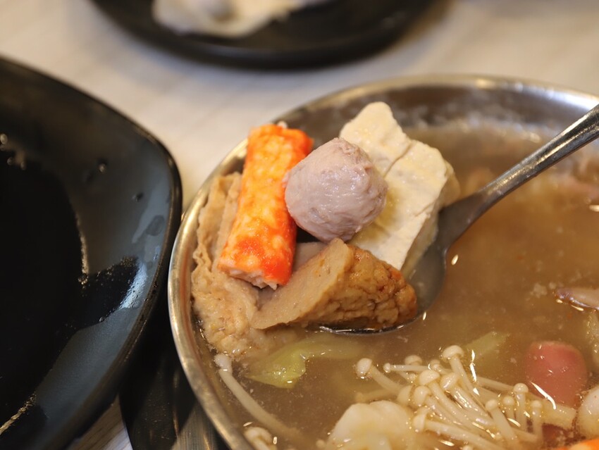 九鼎鍋台南開元店：高雄知名24小時營業火鍋店進軍台南，隨時想吃火鍋就能吃/只要百元起.吃鍋就能享用自助吧炸物吃到飽/高CP值聚餐火鍋店.吃大餐不傷荷包 - 進食的巨鼠