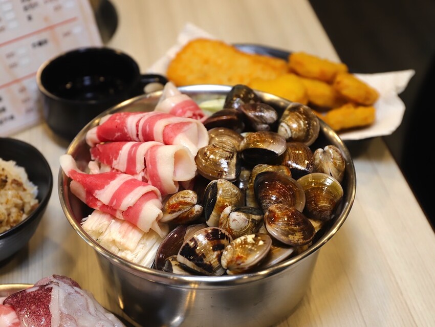 九鼎鍋台南開元店：高雄知名24小時營業火鍋店進軍台南，隨時想吃火鍋就能吃/只要百元起.吃鍋就能享用自助吧炸物吃到飽/高CP值聚餐火鍋店.吃大餐不傷荷包 - 進食的巨鼠