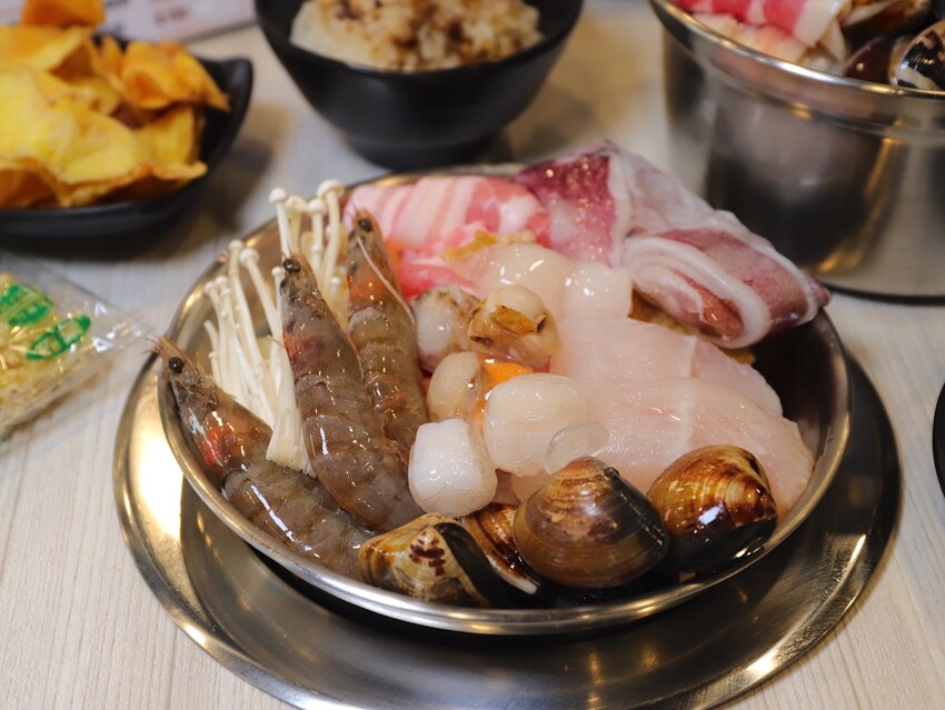 九鼎鍋台南開元店：高雄知名24小時營業火鍋店進軍台南，隨時想吃火鍋就能吃/只要百元起.吃鍋就能享用自助吧炸物吃到飽/高CP值聚餐火鍋店.吃大餐不傷荷包 - 進食的巨鼠