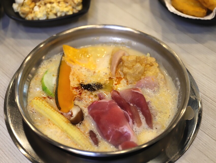 九鼎鍋台南開元店：高雄知名24小時營業火鍋店進軍台南，隨時想吃火鍋就能吃/只要百元起.吃鍋就能享用自助吧炸物吃到飽/高CP值聚餐火鍋店.吃大餐不傷荷包 - 進食的巨鼠