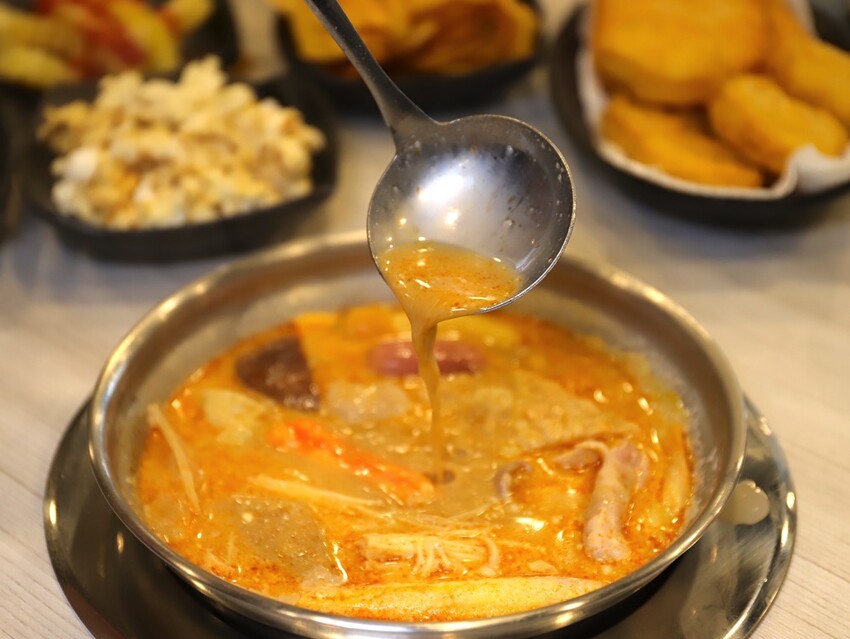 九鼎鍋台南開元店：高雄知名24小時營業火鍋店進軍台南，隨時想吃火鍋就能吃/只要百元起.吃鍋就能享用自助吧炸物吃到飽/高CP值聚餐火鍋店.吃大餐不傷荷包 - 進食的巨鼠