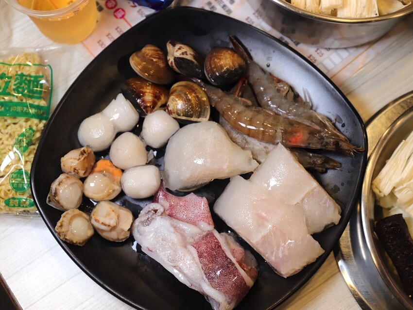 九鼎鍋台南開元店：高雄知名24小時營業火鍋店進軍台南，隨時想吃火鍋就能吃/只要百元起.吃鍋就能享用自助吧炸物吃到飽/高CP值聚餐火鍋店.吃大餐不傷荷包 - 進食的巨鼠