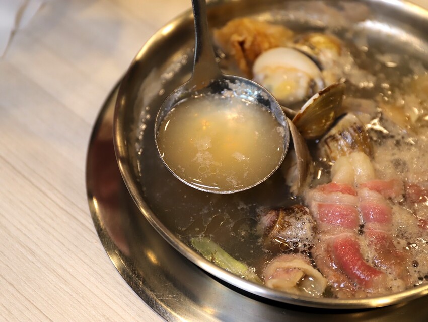 九鼎鍋台南開元店：高雄知名24小時營業火鍋店進軍台南，隨時想吃火鍋就能吃/只要百元起.吃鍋就能享用自助吧炸物吃到飽/高CP值聚餐火鍋店.吃大餐不傷荷包 - 進食的巨鼠