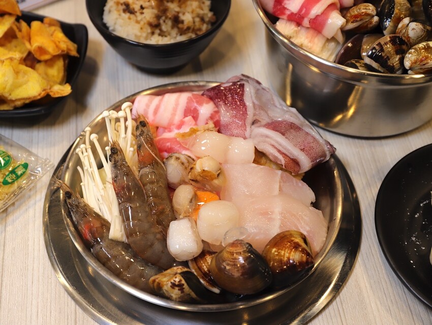 九鼎鍋台南開元店：高雄知名24小時營業火鍋店進軍台南，隨時想吃火鍋就能吃/只要百元起.吃鍋就能享用自助吧炸物吃到飽/高CP值聚餐火鍋店.吃大餐不傷荷包 - 進食的巨鼠