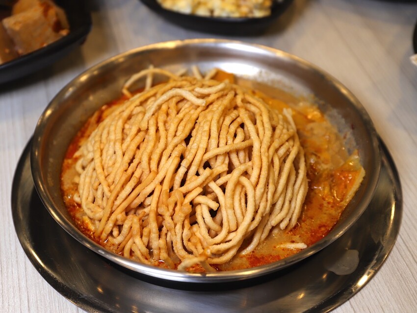 九鼎鍋台南開元店：高雄知名24小時營業火鍋店進軍台南，隨時想吃火鍋就能吃/只要百元起.吃鍋就能享用自助吧炸物吃到飽/高CP值聚餐火鍋店.吃大餐不傷荷包 - 進食的巨鼠