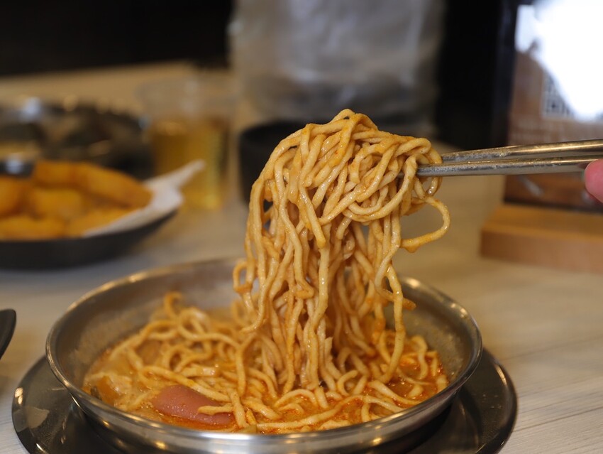 九鼎鍋台南開元店：高雄知名24小時營業火鍋店進軍台南，隨時想吃火鍋就能吃/只要百元起.吃鍋就能享用自助吧炸物吃到飽/高CP值聚餐火鍋店.吃大餐不傷荷包 - 進食的巨鼠