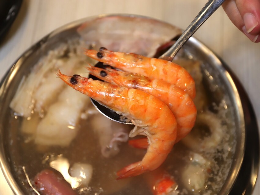 九鼎鍋台南開元店：高雄知名24小時營業火鍋店進軍台南，隨時想吃火鍋就能吃/只要百元起.吃鍋就能享用自助吧炸物吃到飽/高CP值聚餐火鍋店.吃大餐不傷荷包 - 進食的巨鼠