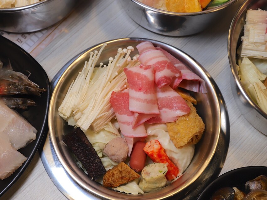 九鼎鍋台南開元店：高雄知名24小時營業火鍋店進軍台南，隨時想吃火鍋就能吃/只要百元起.吃鍋就能享用自助吧炸物吃到飽/高CP值聚餐火鍋店.吃大餐不傷荷包 - 進食的巨鼠