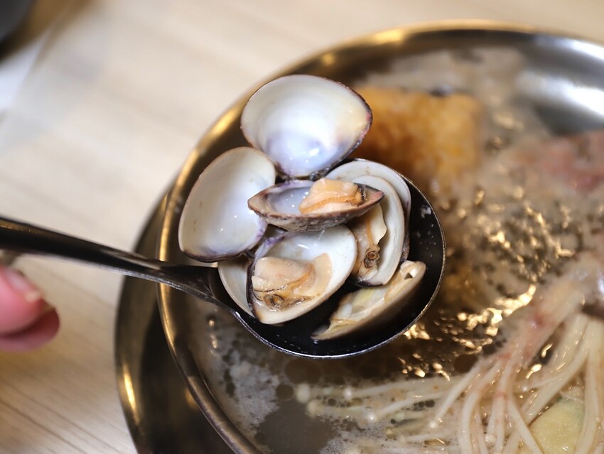 九鼎鍋台南開元店：高雄知名24小時營業火鍋店進軍台南，隨時想吃火鍋就能吃/只要百元起.吃鍋就能享用自助吧炸物吃到飽/高CP值聚餐火鍋店.吃大餐不傷荷包 - 進食的巨鼠