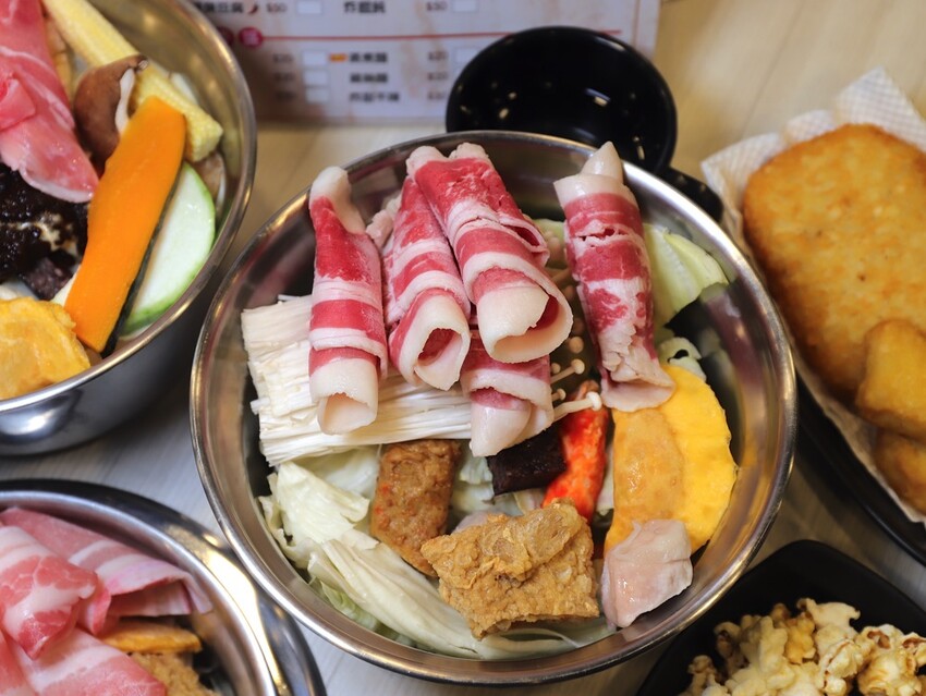 九鼎鍋台南開元店：高雄知名24小時營業火鍋店進軍台南，隨時想吃火鍋就能吃/只要百元起.吃鍋就能享用自助吧炸物吃到飽/高CP值聚餐火鍋店.吃大餐不傷荷包 - 進食的巨鼠