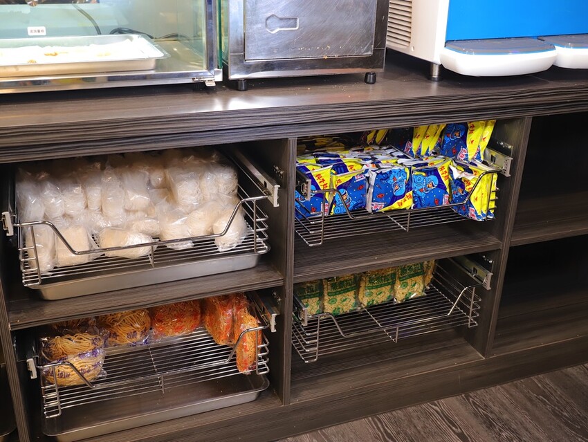 九鼎鍋台南開元店：高雄知名24小時營業火鍋店進軍台南，隨時想吃火鍋就能吃/只要百元起.吃鍋就能享用自助吧炸物吃到飽/高CP值聚餐火鍋店.吃大餐不傷荷包 - 進食的巨鼠