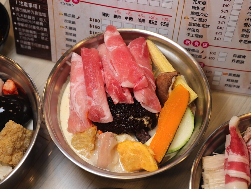 九鼎鍋台南開元店：高雄知名24小時營業火鍋店進軍台南，隨時想吃火鍋就能吃/只要百元起.吃鍋就能享用自助吧炸物吃到飽/高CP值聚餐火鍋店.吃大餐不傷荷包 - 進食的巨鼠