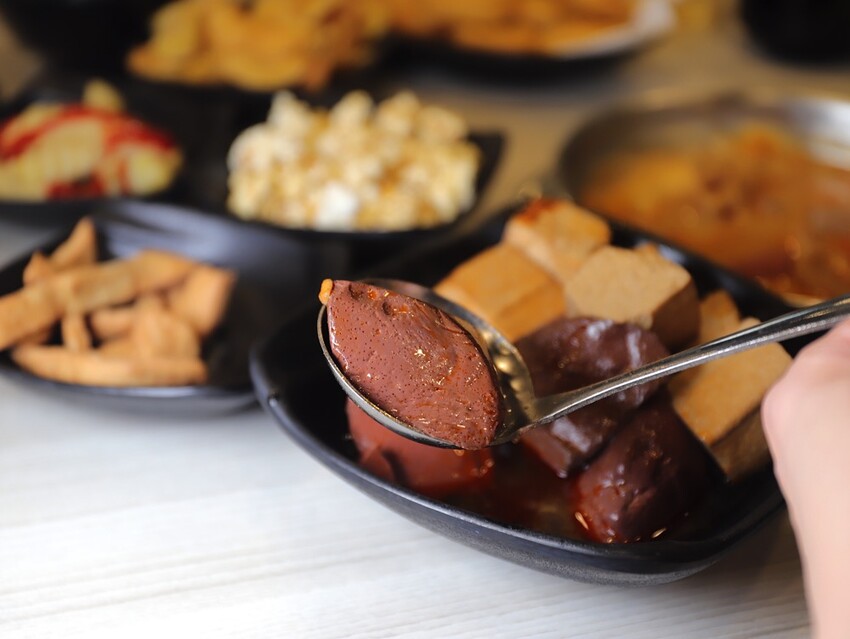 九鼎鍋台南開元店：高雄知名24小時營業火鍋店進軍台南，隨時想吃火鍋就能吃/只要百元起.吃鍋就能享用自助吧炸物吃到飽/高CP值聚餐火鍋店.吃大餐不傷荷包 - 進食的巨鼠