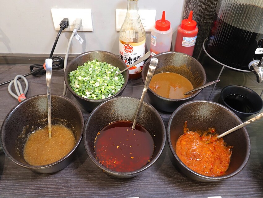 九鼎鍋台南開元店：高雄知名24小時營業火鍋店進軍台南，隨時想吃火鍋就能吃/只要百元起.吃鍋就能享用自助吧炸物吃到飽/高CP值聚餐火鍋店.吃大餐不傷荷包 - 進食的巨鼠