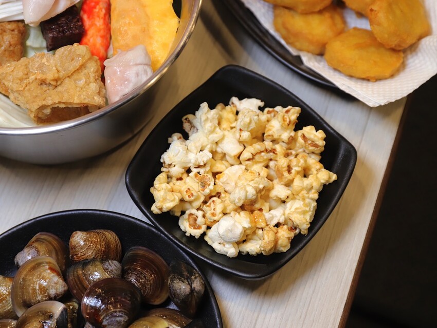 九鼎鍋台南開元店：高雄知名24小時營業火鍋店進軍台南，隨時想吃火鍋就能吃/只要百元起.吃鍋就能享用自助吧炸物吃到飽/高CP值聚餐火鍋店.吃大餐不傷荷包 - 進食的巨鼠