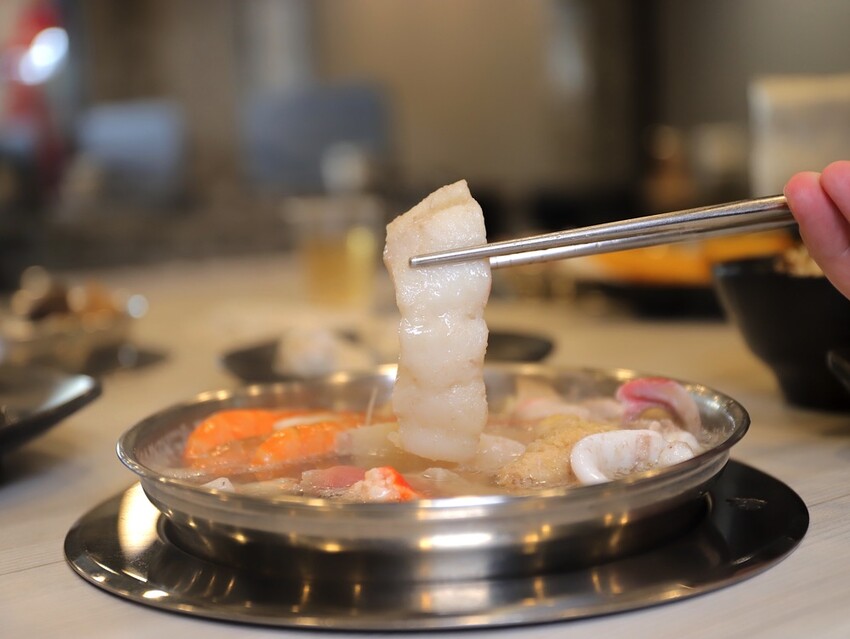 九鼎鍋台南開元店：高雄知名24小時營業火鍋店進軍台南，隨時想吃火鍋就能吃/只要百元起.吃鍋就能享用自助吧炸物吃到飽/高CP值聚餐火鍋店.吃大餐不傷荷包 - 進食的巨鼠