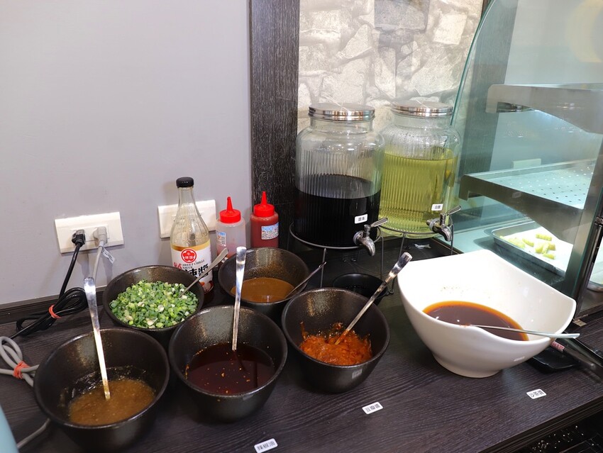 九鼎鍋台南開元店：高雄知名24小時營業火鍋店進軍台南，隨時想吃火鍋就能吃/只要百元起.吃鍋就能享用自助吧炸物吃到飽/高CP值聚餐火鍋店.吃大餐不傷荷包 - 進食的巨鼠