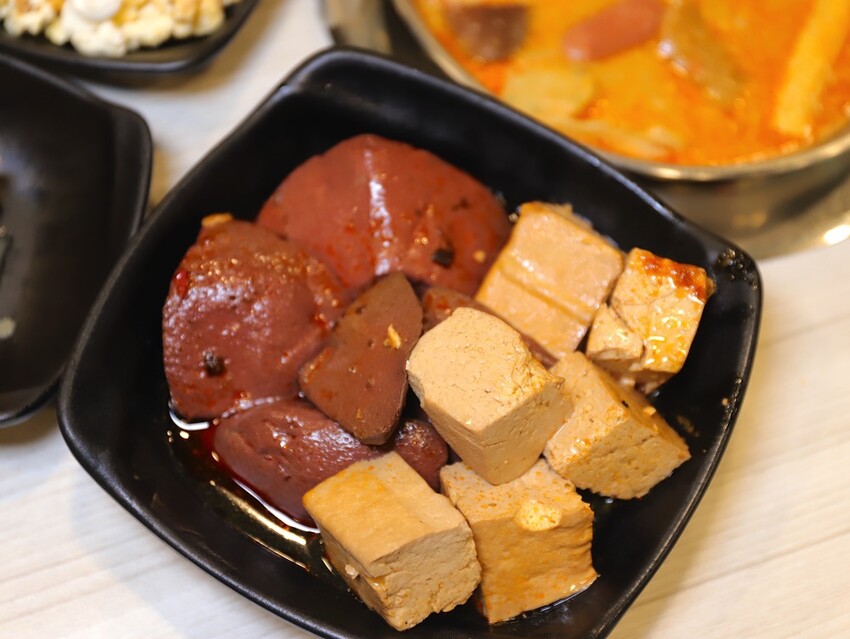 九鼎鍋台南開元店：高雄知名24小時營業火鍋店進軍台南，隨時想吃火鍋就能吃/只要百元起.吃鍋就能享用自助吧炸物吃到飽/高CP值聚餐火鍋店.吃大餐不傷荷包 - 進食的巨鼠