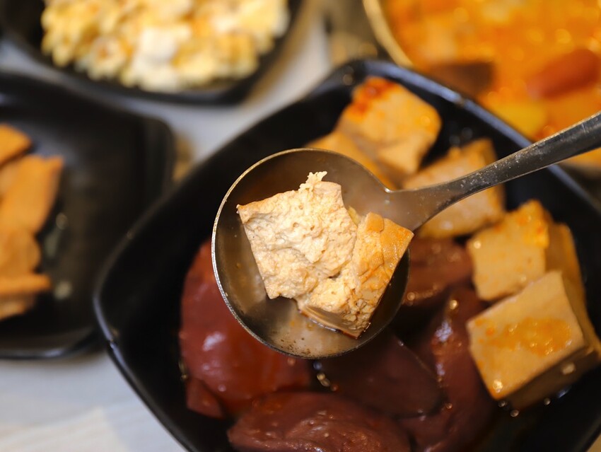 九鼎鍋台南開元店：高雄知名24小時營業火鍋店進軍台南，隨時想吃火鍋就能吃/只要百元起.吃鍋就能享用自助吧炸物吃到飽/高CP值聚餐火鍋店.吃大餐不傷荷包 - 進食的巨鼠