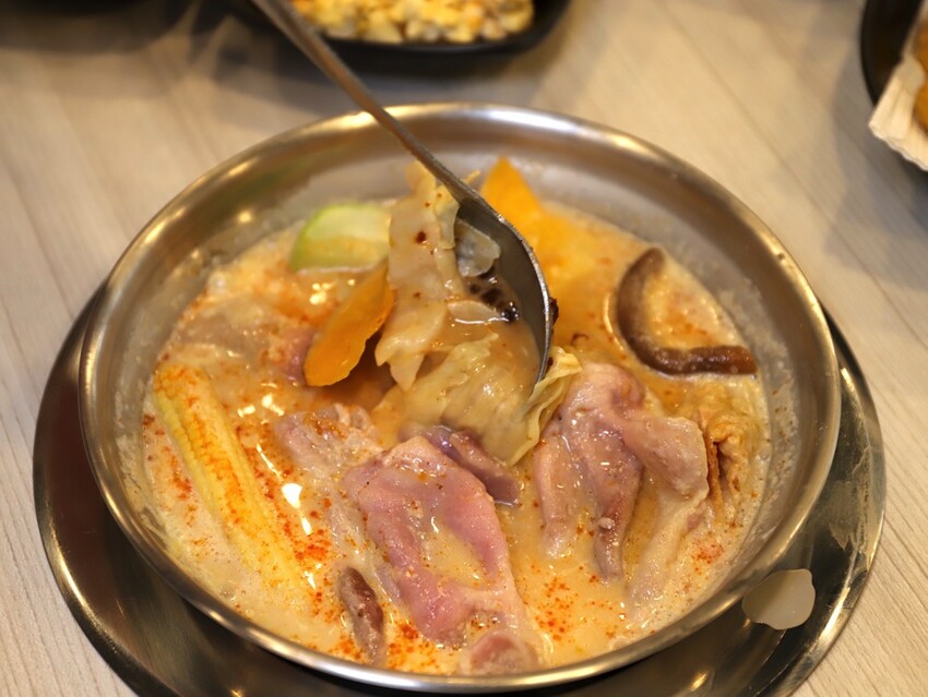 九鼎鍋台南開元店：高雄知名24小時營業火鍋店進軍台南，隨時想吃火鍋就能吃/只要百元起.吃鍋就能享用自助吧炸物吃到飽/高CP值聚餐火鍋店.吃大餐不傷荷包 - 進食的巨鼠