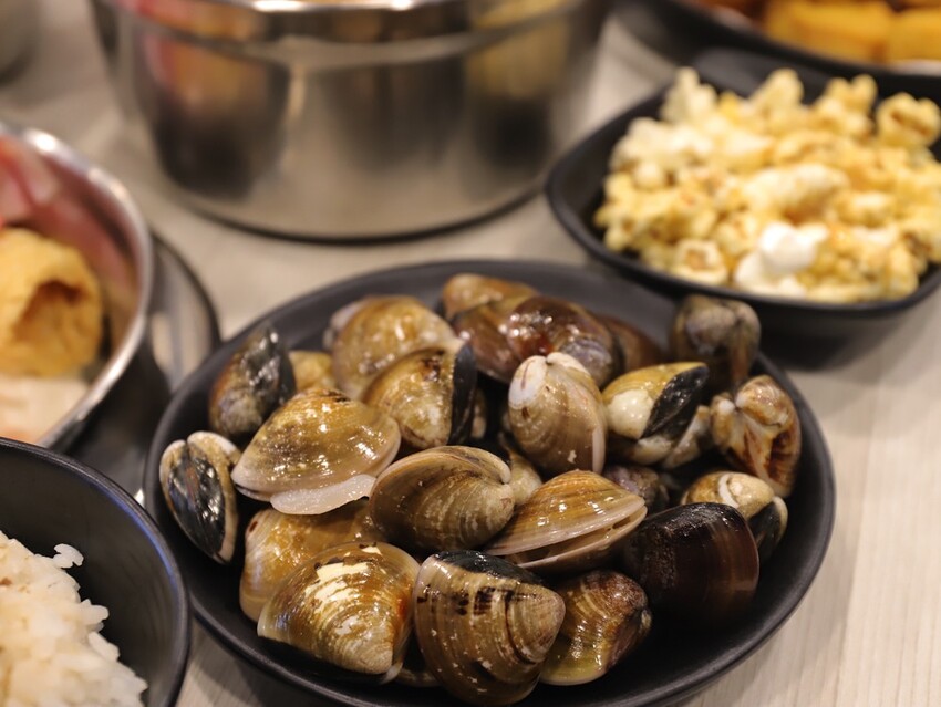 九鼎鍋台南開元店：高雄知名24小時營業火鍋店進軍台南，隨時想吃火鍋就能吃/只要百元起.吃鍋就能享用自助吧炸物吃到飽/高CP值聚餐火鍋店.吃大餐不傷荷包 - 進食的巨鼠