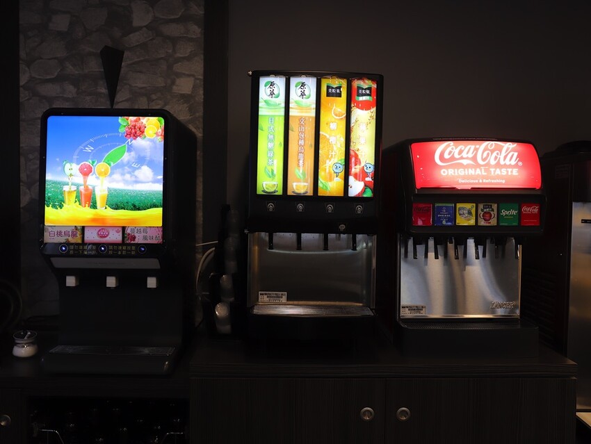 九鼎鍋台南開元店：高雄知名24小時營業火鍋店進軍台南，隨時想吃火鍋就能吃/只要百元起.吃鍋就能享用自助吧炸物吃到飽/高CP值聚餐火鍋店.吃大餐不傷荷包 - 進食的巨鼠