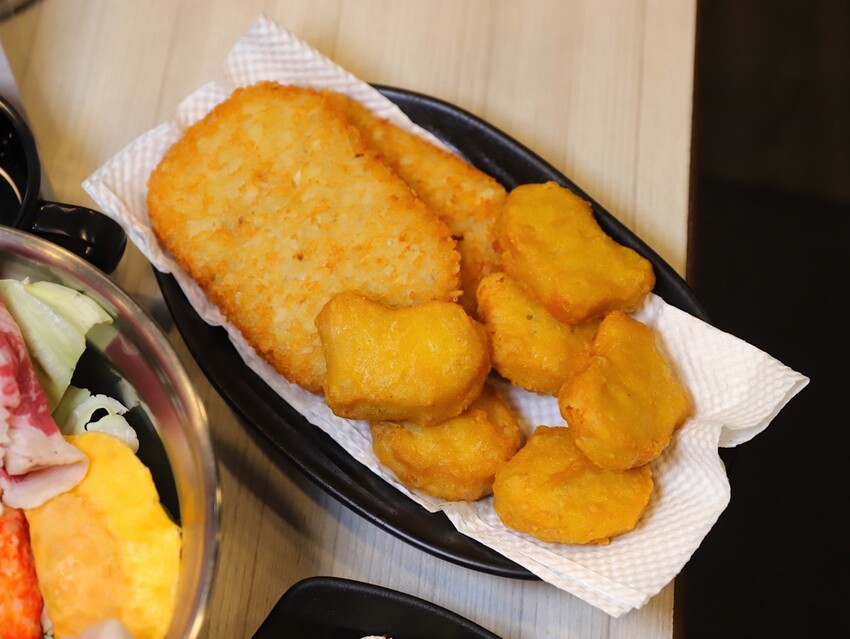 九鼎鍋台南開元店：高雄知名24小時營業火鍋店進軍台南，隨時想吃火鍋就能吃/只要百元起.吃鍋就能享用自助吧炸物吃到飽/高CP值聚餐火鍋店.吃大餐不傷荷包 - 進食的巨鼠