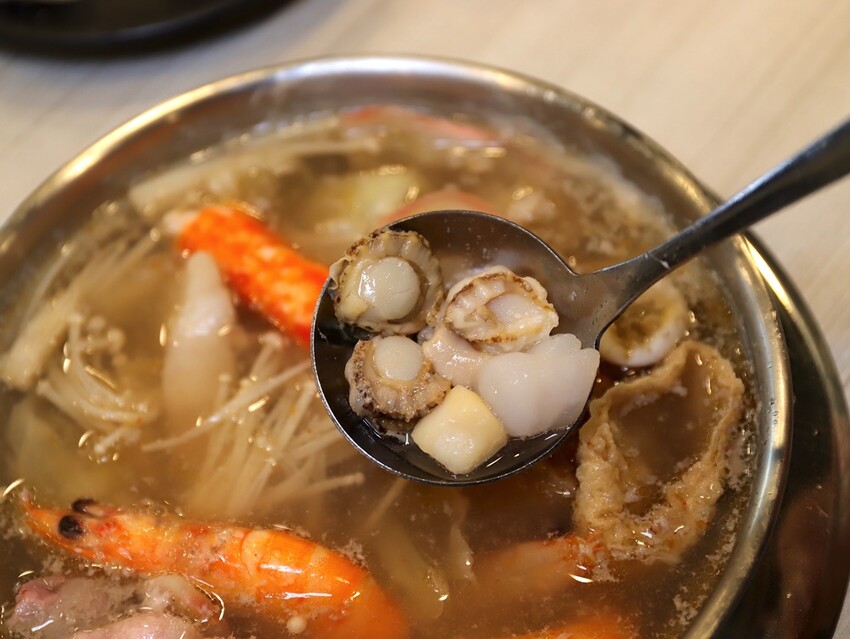 九鼎鍋台南開元店：高雄知名24小時營業火鍋店進軍台南，隨時想吃火鍋就能吃/只要百元起.吃鍋就能享用自助吧炸物吃到飽/高CP值聚餐火鍋店.吃大餐不傷荷包 - 進食的巨鼠