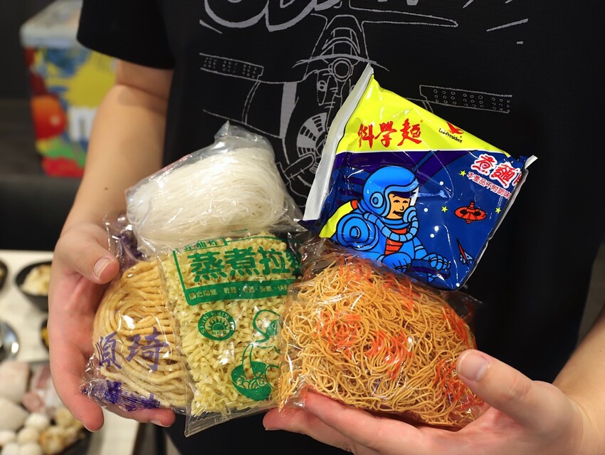 九鼎鍋台南開元店：高雄知名24小時營業火鍋店進軍台南，隨時想吃火鍋就能吃/只要百元起.吃鍋就能享用自助吧炸物吃到飽/高CP值聚餐火鍋店.吃大餐不傷荷包 - 進食的巨鼠