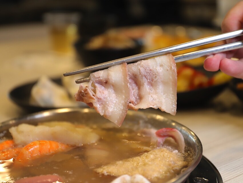 九鼎鍋台南開元店：高雄知名24小時營業火鍋店進軍台南，隨時想吃火鍋就能吃/只要百元起.吃鍋就能享用自助吧炸物吃到飽/高CP值聚餐火鍋店.吃大餐不傷荷包 - 進食的巨鼠