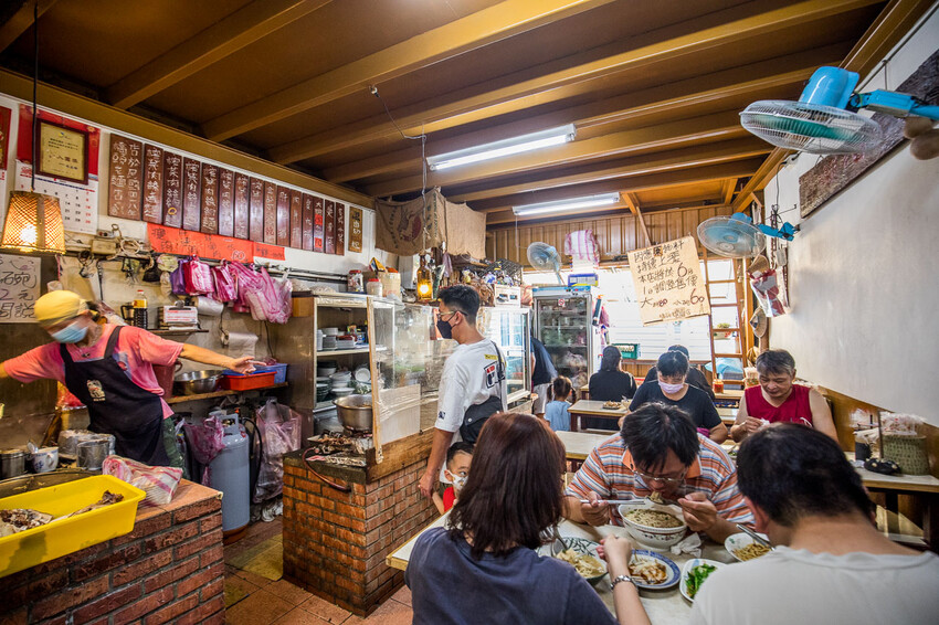 橋頭老麵店爆紅！特大碗榨菜肉絲麵只要銅板價，桃園龍潭60年老店。