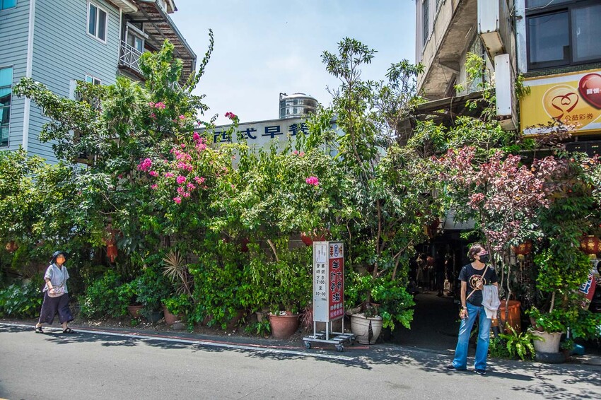 橋頭老麵店爆紅！特大碗榨菜肉絲麵只要銅板價，桃園龍潭60年老店。