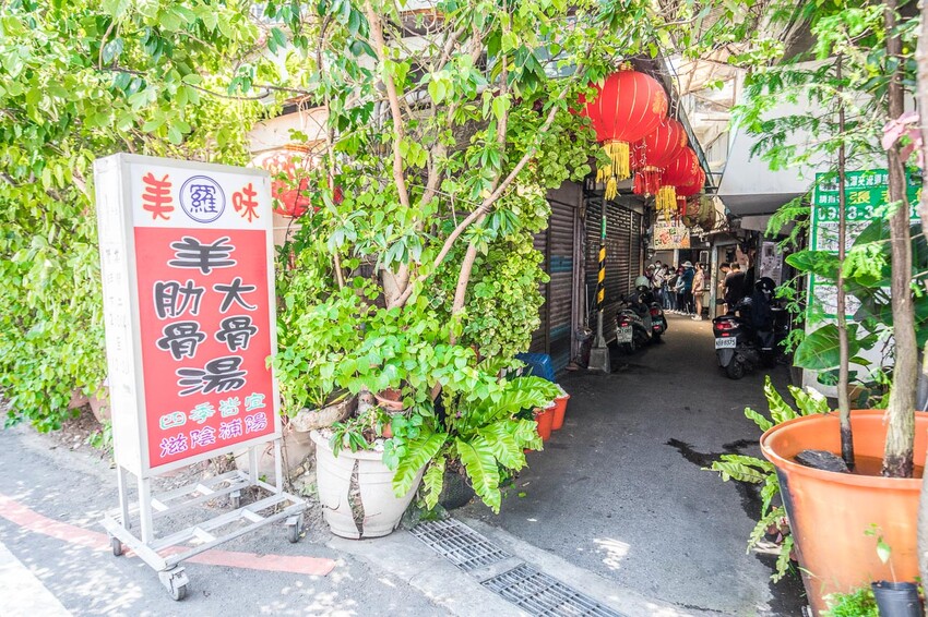 橋頭老麵店爆紅！特大碗榨菜肉絲麵只要銅板價，桃園龍潭60年老店。