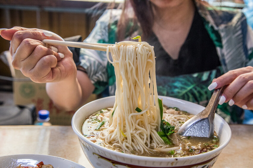 橋頭老麵店爆紅！特大碗榨菜肉絲麵只要銅板價，桃園龍潭60年老店。