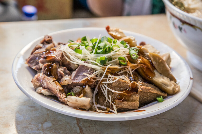 橋頭老麵店爆紅！特大碗榨菜肉絲麵只要銅板價，桃園龍潭60年老店。