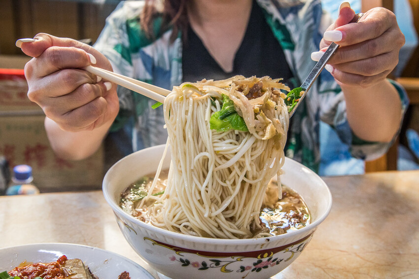 橋頭老麵店爆紅！特大碗榨菜肉絲麵只要銅板價，桃園龍潭60年老店。