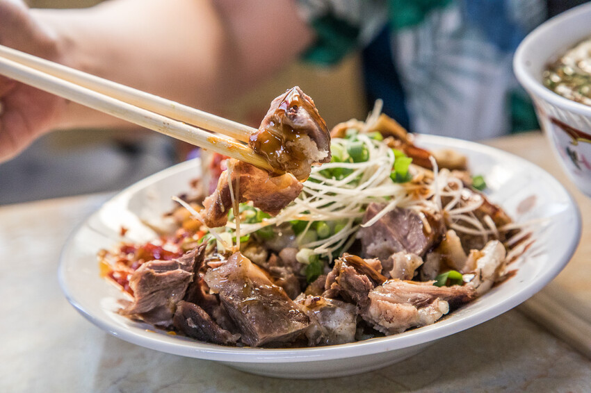 橋頭老麵店爆紅！特大碗榨菜肉絲麵只要銅板價，桃園龍潭60年老店。