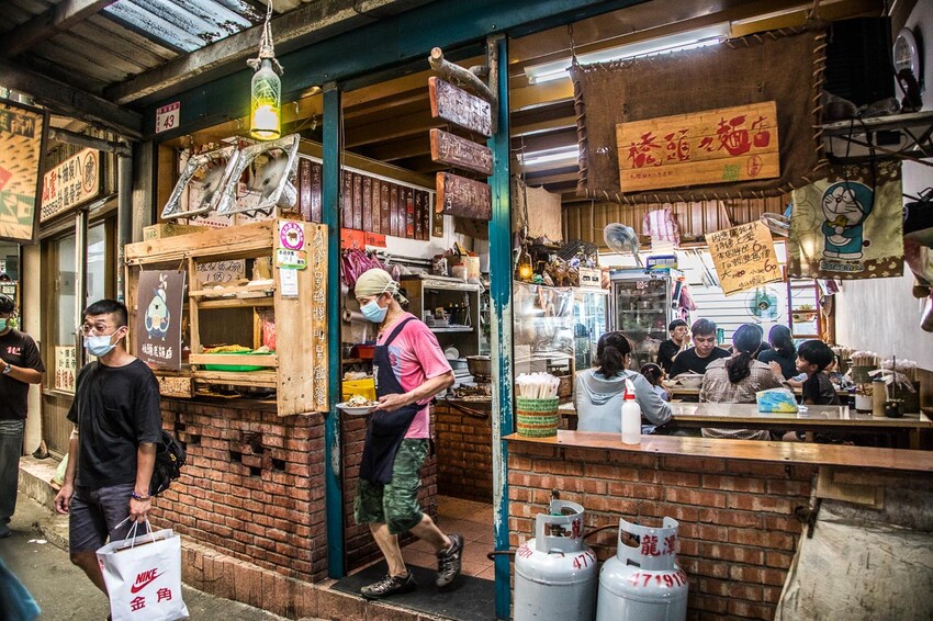 橋頭老麵店爆紅！特大碗榨菜肉絲麵只要銅板價，桃園龍潭60年老店。