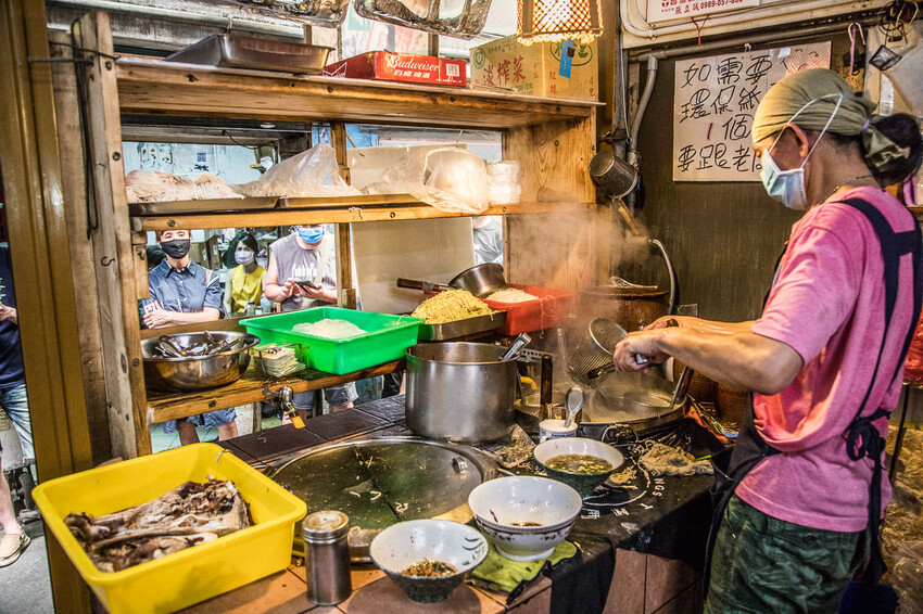 橋頭老麵店爆紅！特大碗榨菜肉絲麵只要銅板價，桃園龍潭60年老店。