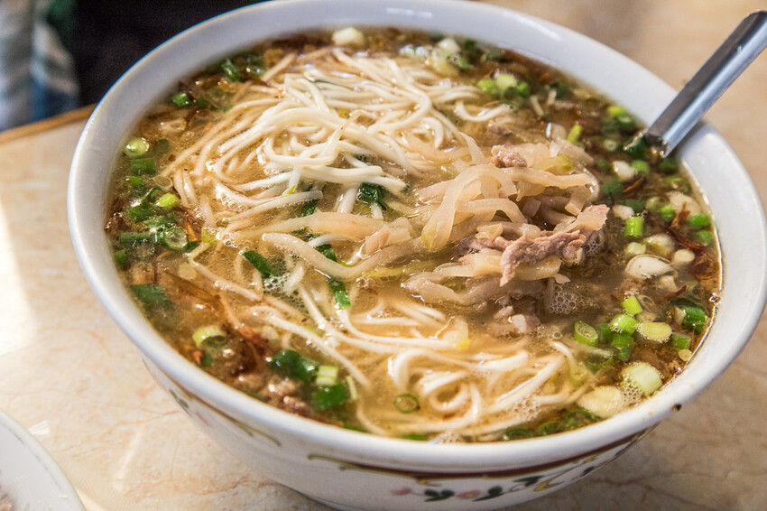 橋頭老麵店爆紅！特大碗榨菜肉絲麵只要銅板價，桃園龍潭60年老店。
