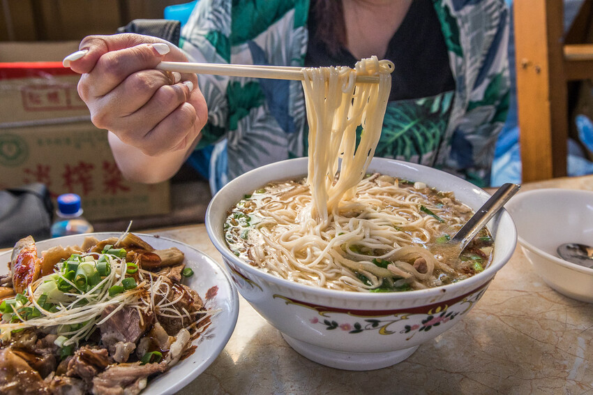 橋頭老麵店爆紅！特大碗榨菜肉絲麵只要銅板價，桃園龍潭60年老店。