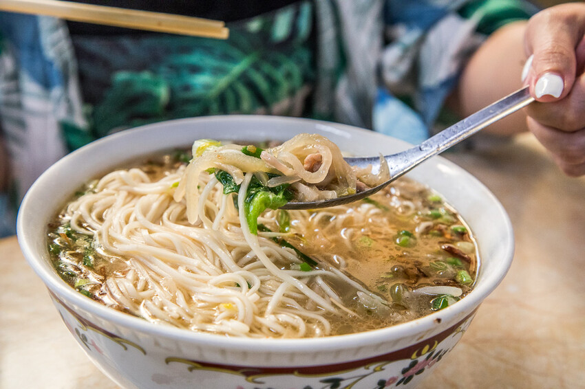橋頭老麵店爆紅！特大碗榨菜肉絲麵只要銅板價，桃園龍潭60年老店。