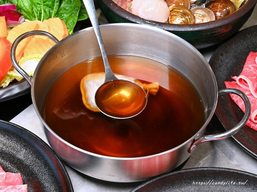 論石間鍋物｜台中人氣鍋物分店新開幕，營業至凌晨兩點，中間不休息，蔬菜自助吧吃到飽，7/31前享湯底免費升級～