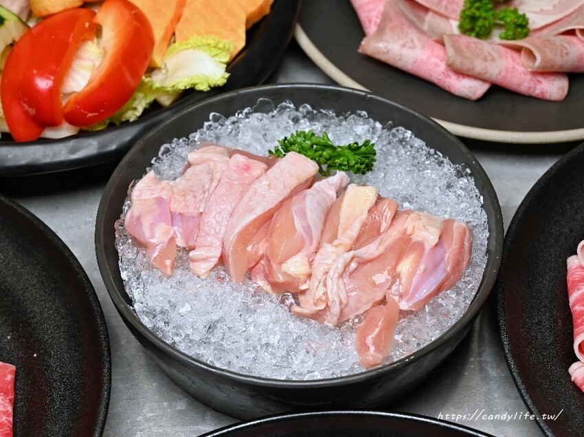 論石間鍋物｜台中人氣鍋物分店新開幕，營業至凌晨兩點，中間不休息，蔬菜自助吧吃到飽，7/31前享湯底免費升級～