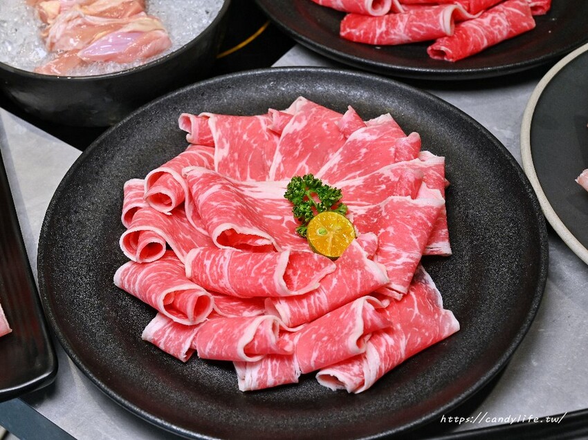 論石間鍋物｜台中人氣鍋物分店新開幕，營業至凌晨兩點，中間不休息，蔬菜自助吧吃到飽，7/31前享湯底免費升級～