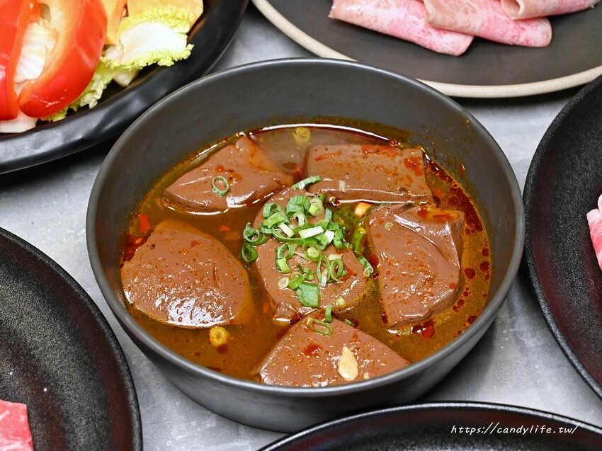 論石間鍋物｜台中人氣鍋物分店新開幕，營業至凌晨兩點，中間不休息，蔬菜自助吧吃到飽，7/31前享湯底免費升級～