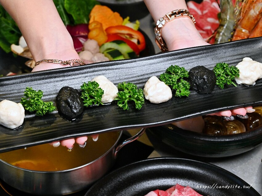 論石間鍋物｜台中人氣鍋物分店新開幕，營業至凌晨兩點，中間不休息，蔬菜自助吧吃到飽，7/31前享湯底免費升級～